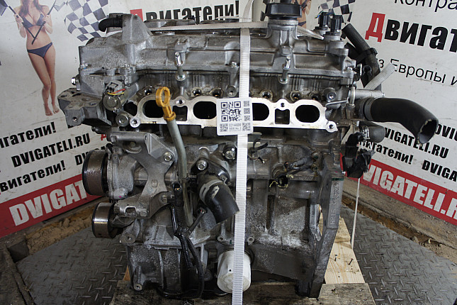 Двигатель вид с боку Nissan HR16DE