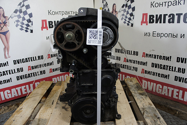 Двигатель вид с боку Renault K4M 812