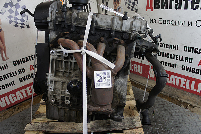 Двигатель вид с боку Skoda AUB
